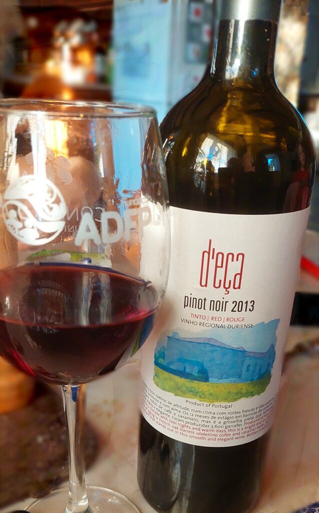 deca pinot noir 2013 com copo