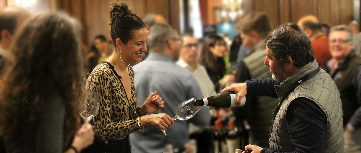 Turismo e Vinho em Portugal 2025 3 mulher prova vinho 1200