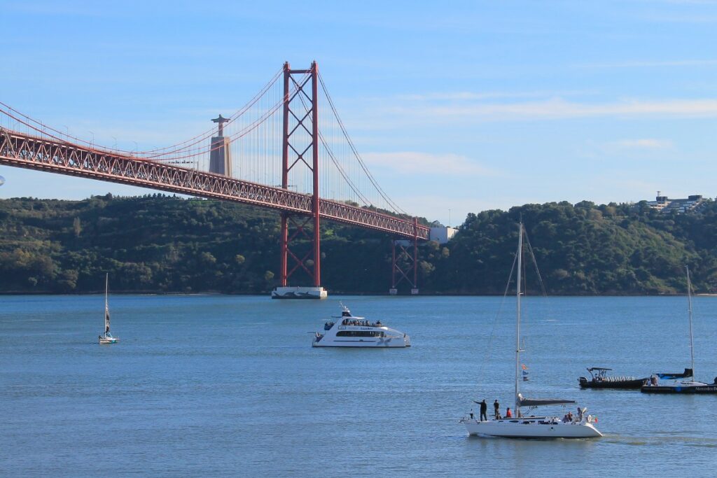 Wine Affair Lisboa 2026: 150 vinhos, pôr do sol e o Tejo à frente 2 lisboa ponte 25 de abril