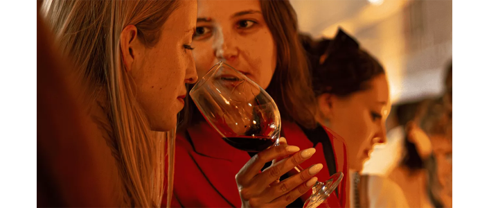 O Mercado do Bolhão recebe a Port Wine Day Sunset Party a 12 de setembro de 2026. Degustação gratuita de vinhos do Porto no Porto.