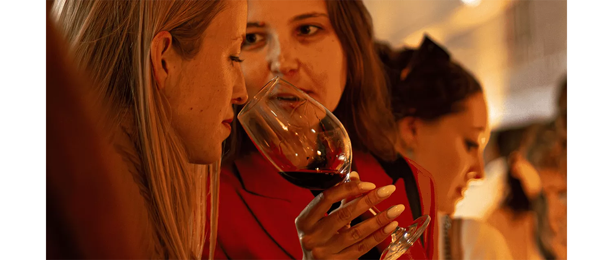 O Mercado do Bolhão recebe a Port Wine Day Sunset Party a 12 de setembro de 2026. Degustação gratuita de vinhos do Porto no Porto.